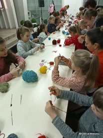 ieluń: „Szydełkowy naszyjnik” - feryjne warsztaty dla dzieci w miejskiej bibliotece